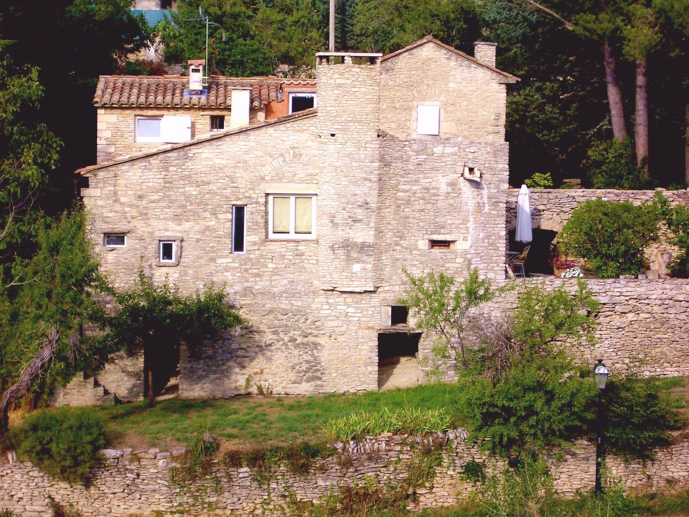 Das Ferienhaus aus Naturstein von der Zufahrt aus gesehen